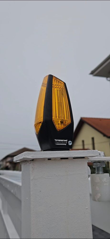 Lampă de semnalizare Motorline montată pe stâlpul porții